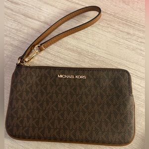 Like new! ✨ Michael Kors Large Wristlet